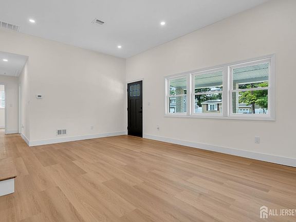 5th image of 18 Grace Dr