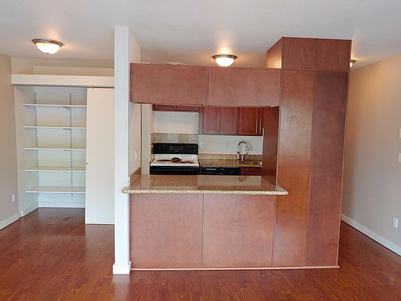 4th image of 1000 Queen Anne Ave N