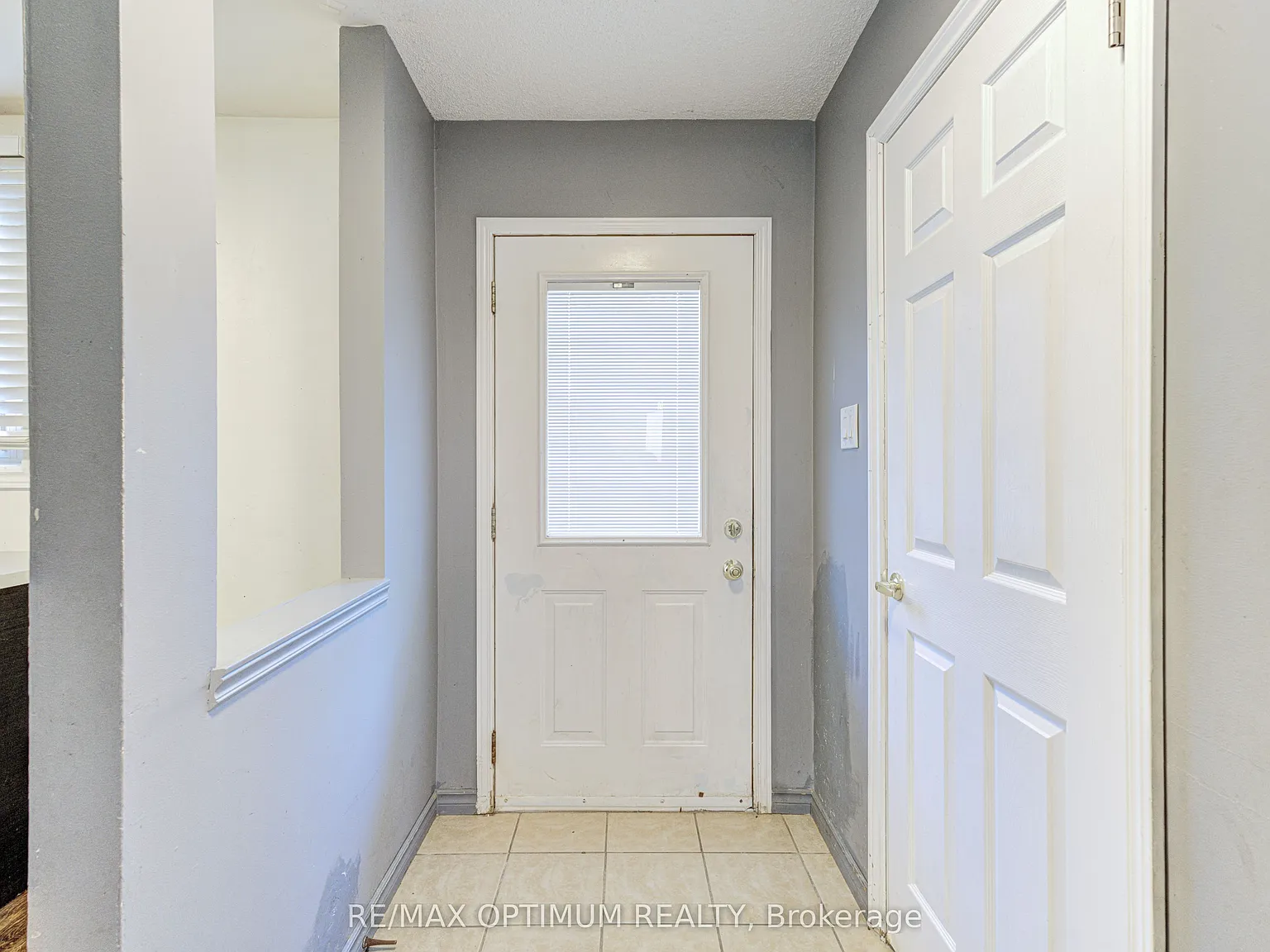 45 Hansen Rd N — Photo 4