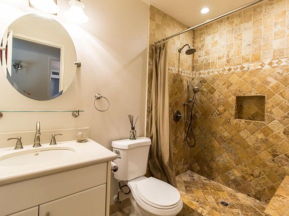 5th image of 18350 Hatteras St APT 282