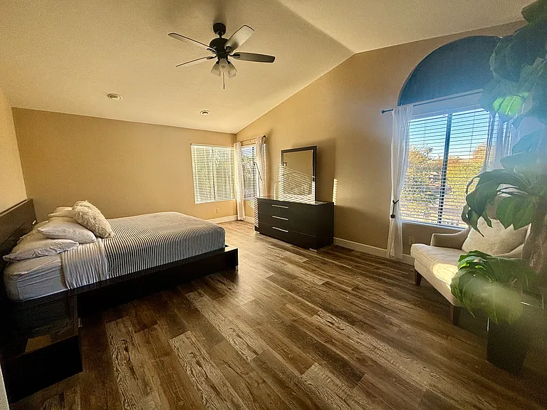 5544 E Kelton Ln — Photo 15
