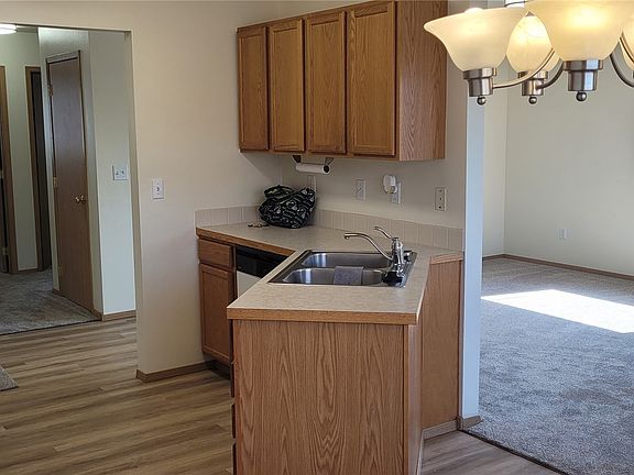 4th image of 597 Eastmont Avenue