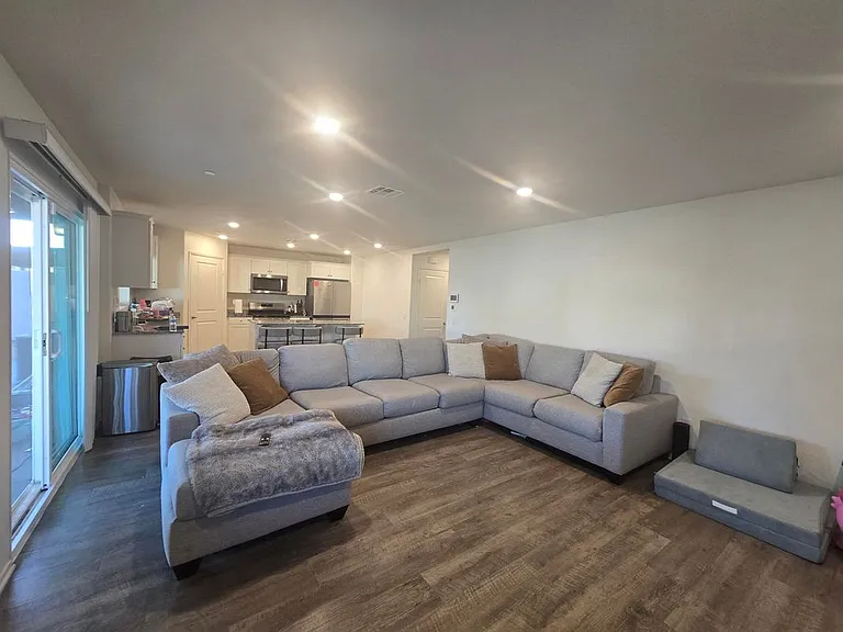 1231 Memorial Ave — Photo 13