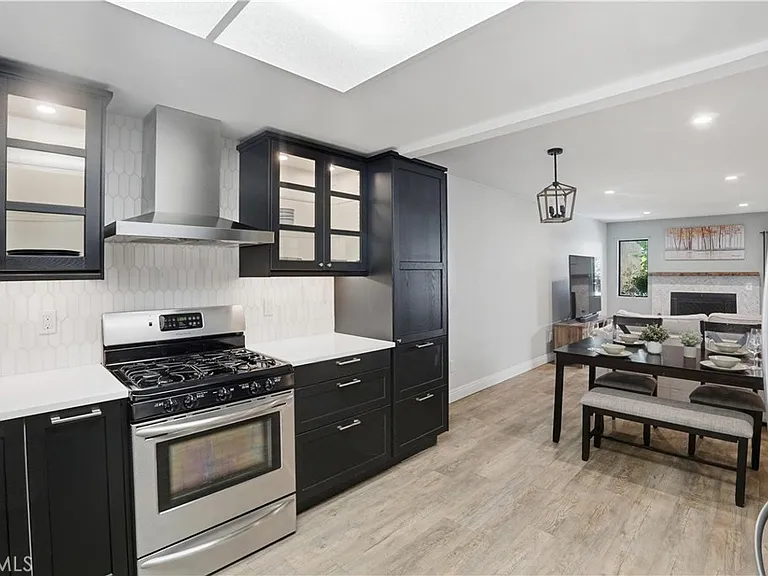 9960 Owensmouth Ave — Photo 11