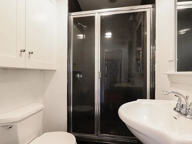 523 E 2nd St #2 — Photo 7