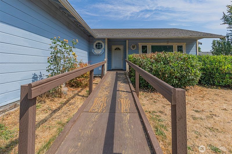 5th image of 15628 92nd Way SE