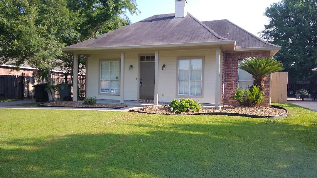 Great 3 bedroom home in Azalea Lakes- First month free with 30 day move in! — Photo 1