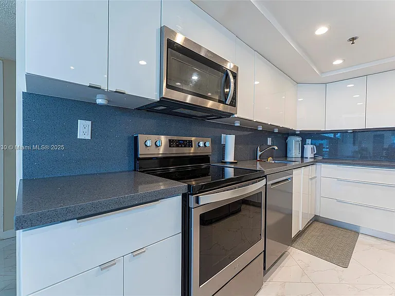 20225 NE 34th Ct #818 — Photo 3