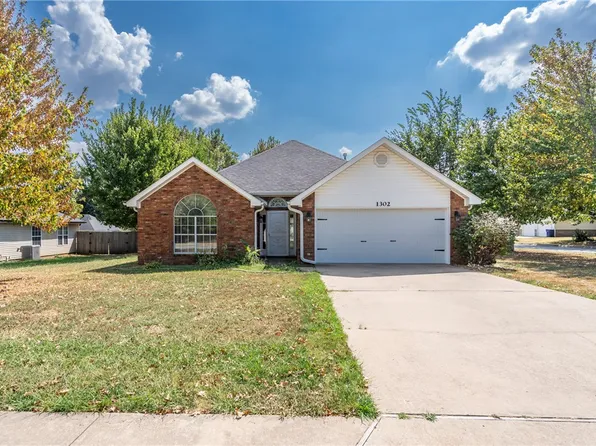 1302 Michael Ln, Siloam Springs, AR 72761