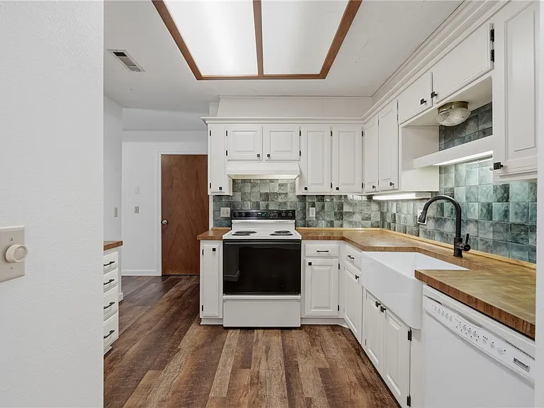 909 W Linden St — Photo 11
