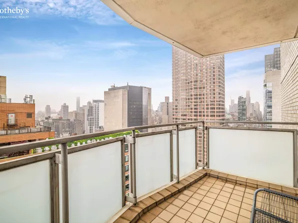 300 East 40th Street image 4 of 16