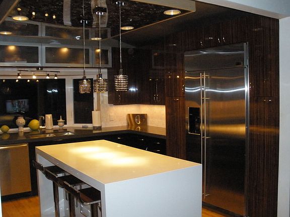 Kitchen with island/bar
