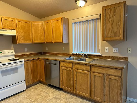 2nd image of 808 SE Maui Ln