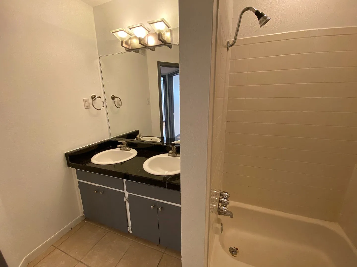 Available: 2 Br-1 Ba Hyde Park Condo / Laminate Wood Floors / Close To Ut And Downtown — Photo 4