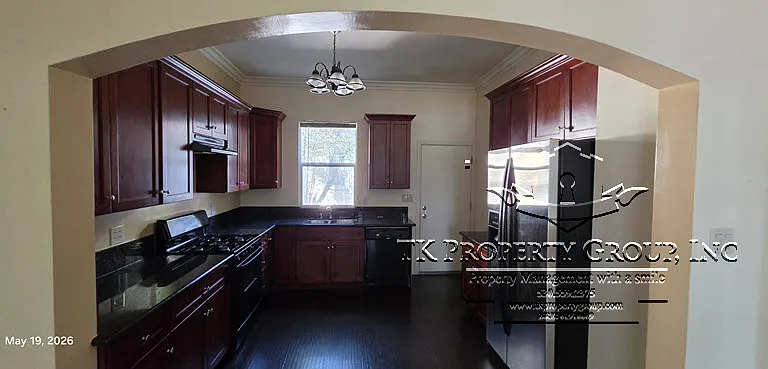 325 E Main St — Photo 1