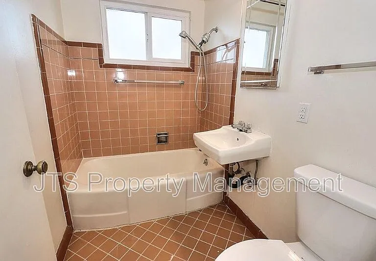 4439 V St #5 — Photo 10