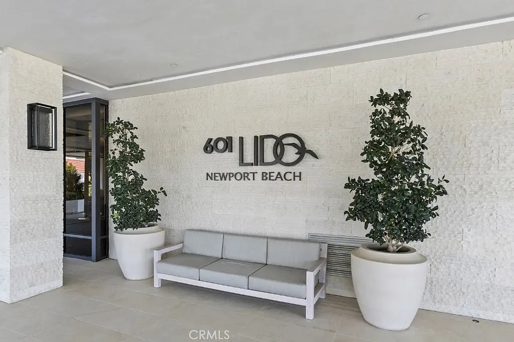 2 bed, 2.5 bath, 1913 sqft, $13,000 — Photo 2