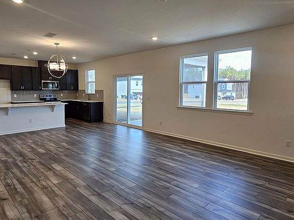5th image of 566 John Stark Dr