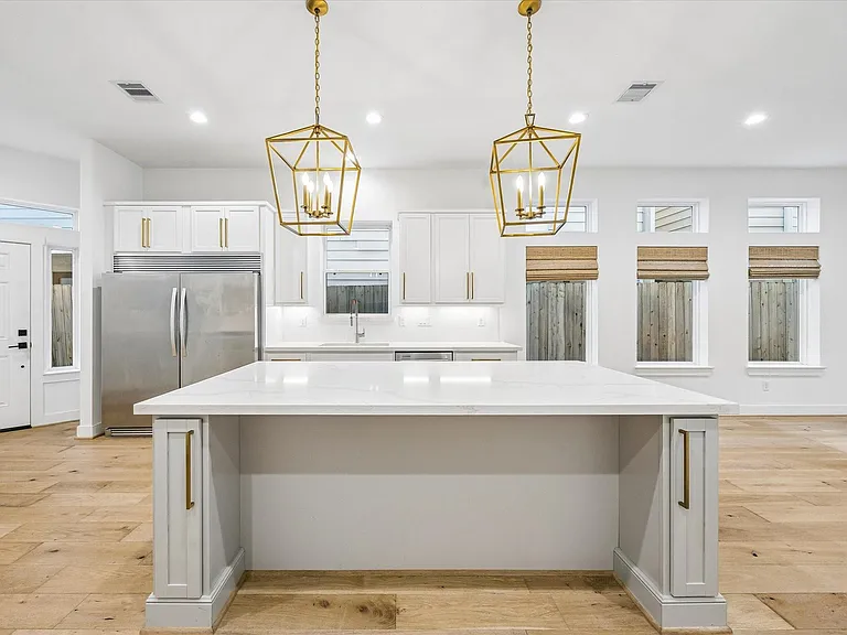 921 W 21st St — Photo 11