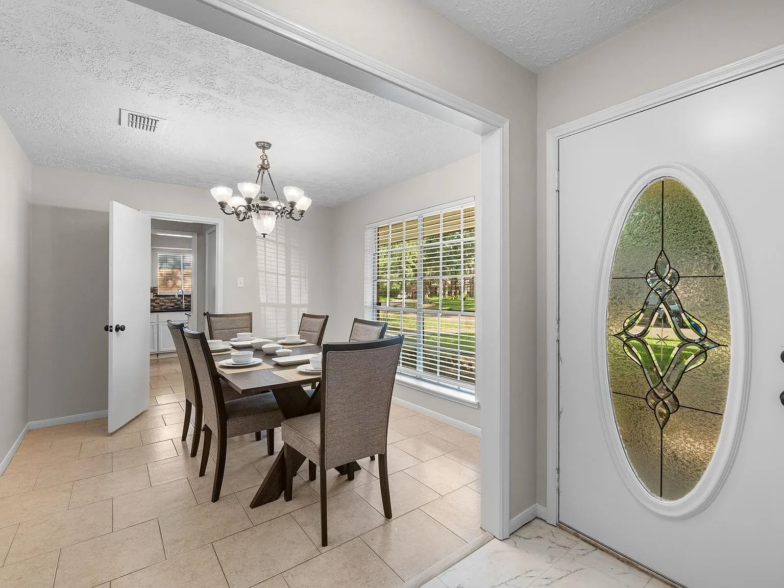 3 bed, 2.0 bath, 1801 sqft, $1,850 — Photo 3