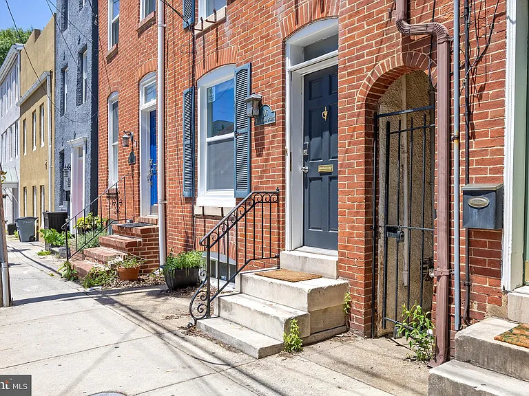 206 E Cross St — Photo 2