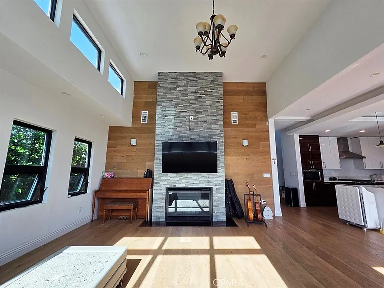 915 S Rimpau Blvd — Photo 2