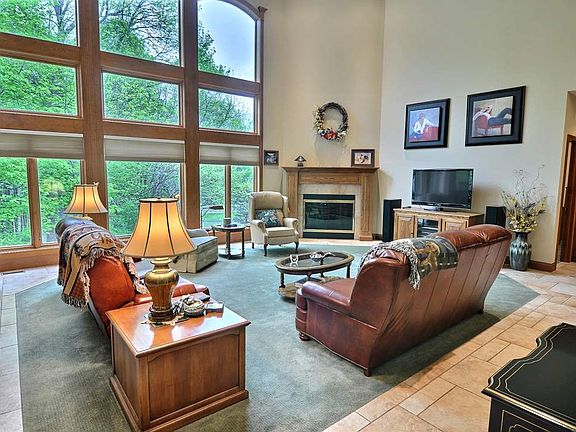 2nd image of 801 Emerald Dr