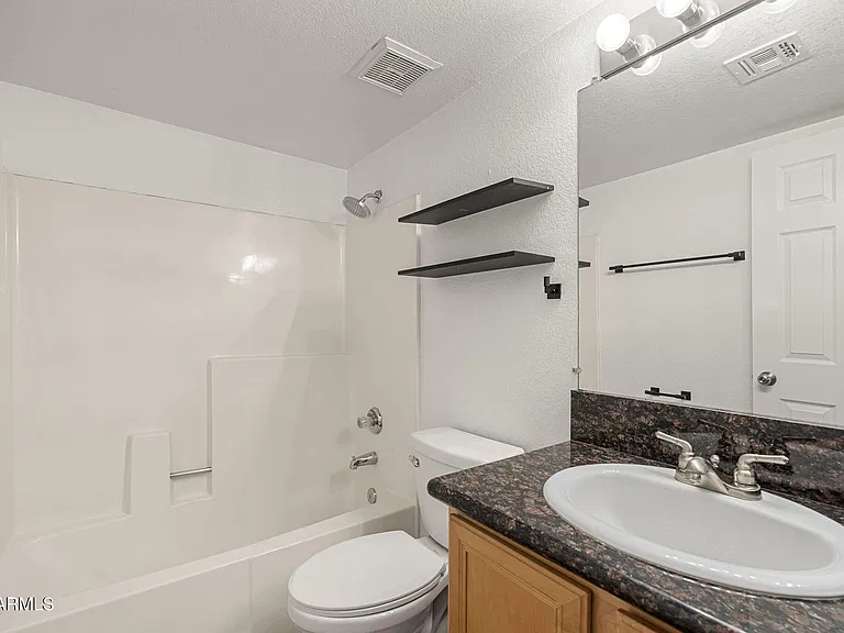 740 W Elm St #207 — Photo 20