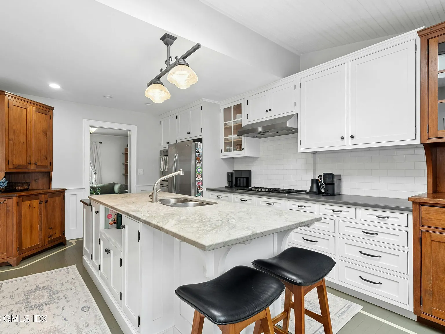 3 bed, 1.5 bath, 1620 sqft, $8,600 — Photo 3