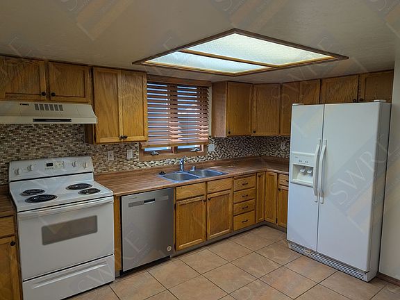 4th image of 104 College Ct APT A