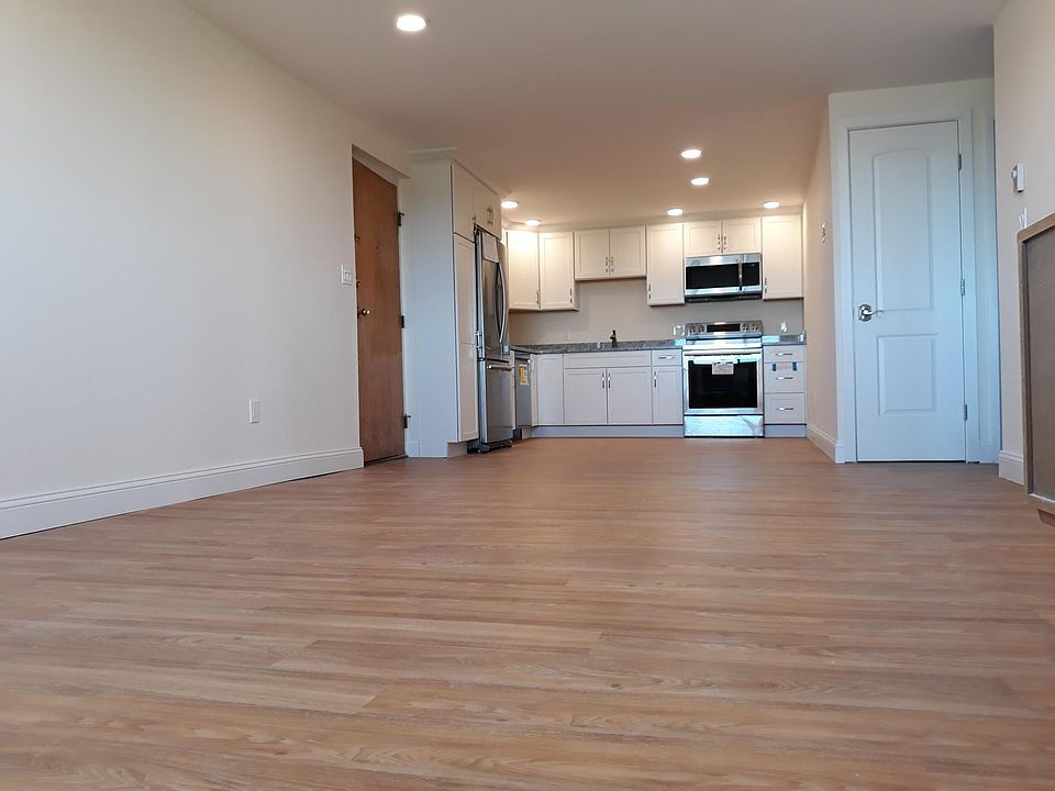 Living room/dining/kitchen