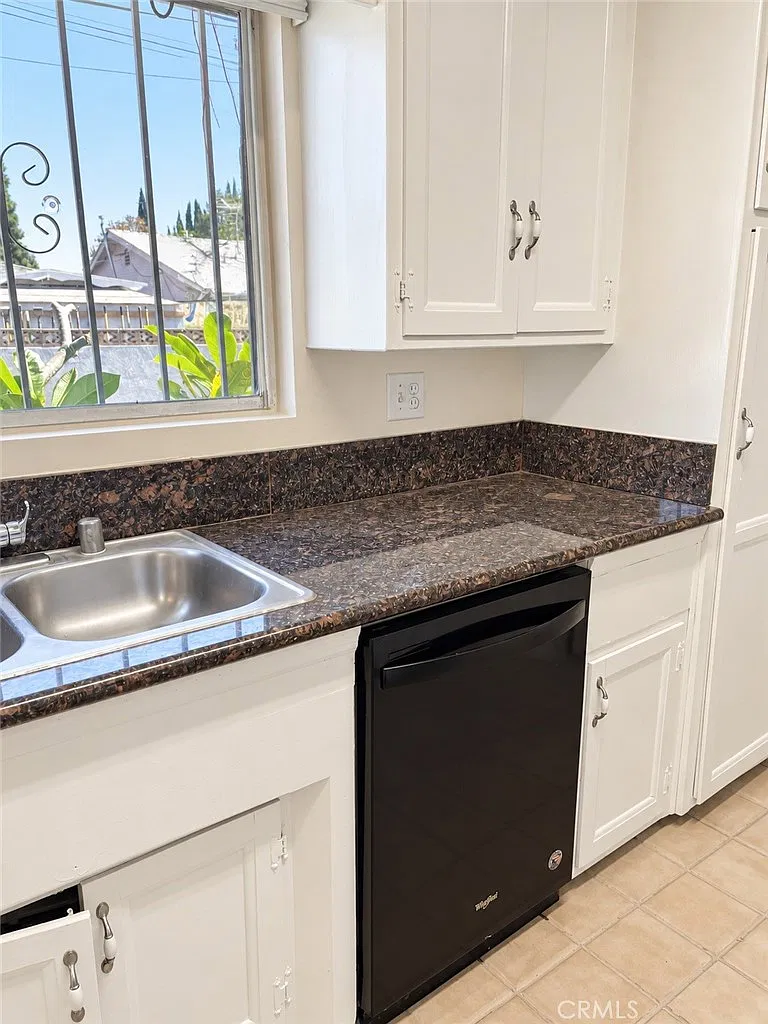 3 bed, 1337 sqft, $3,590 — Photo 4