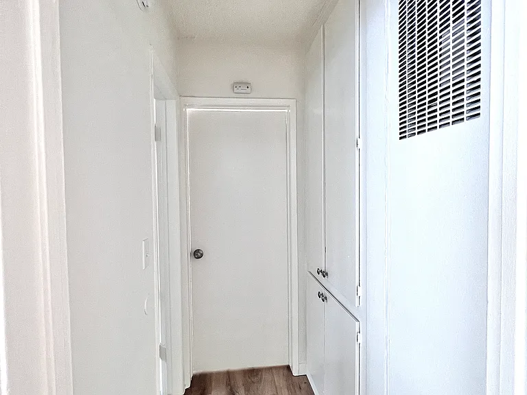 Kester Ave — Photo 19