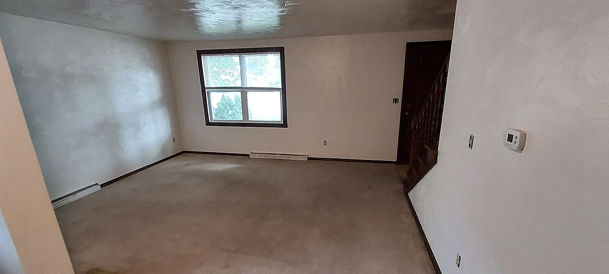 Photos are of a similar unit.. Photos were taken before unit was cleaned. - 2013 Eastman Ave