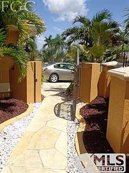 1st image of 1145 SW 46th Ter