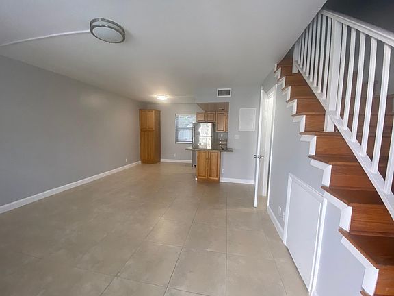 4th image of 2705 NE 9th Ave APT 209