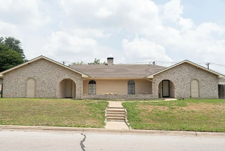 8302 El Retiro Dr — Photo 1
