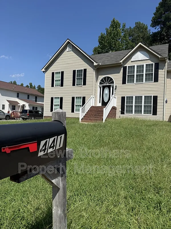 4 bed, 3.0 bath, 2332 sqft, $2,500 — Photo 1