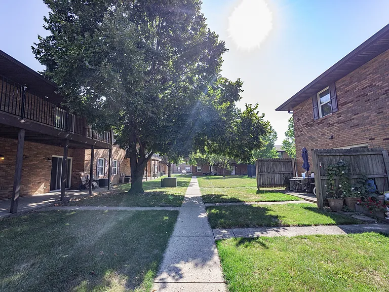 Somerset Apartments — Photo 20