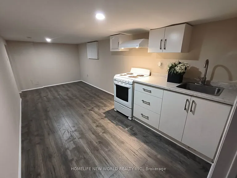 55 Chamberlain Ave — Photo 2