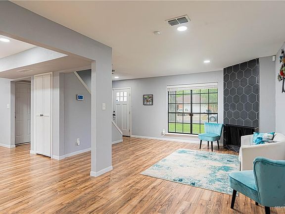 3rd image of 125 W Daffodil Ave