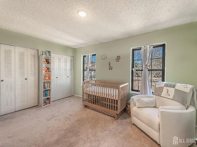 220 Hampshire Ct — Photo 10