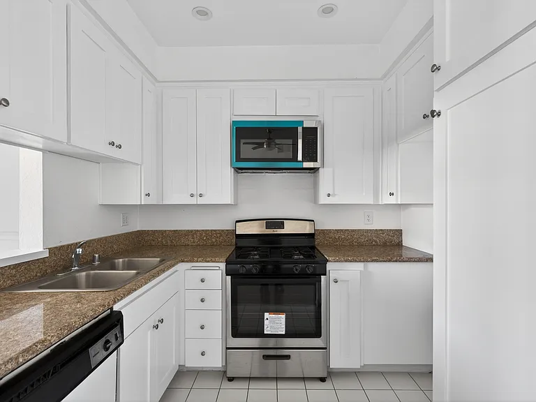 Woodman Ave Apartments — Photo 31