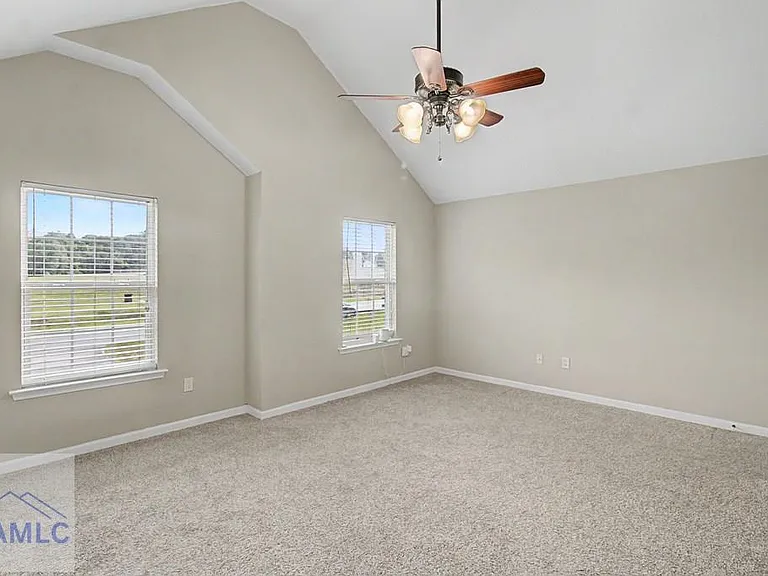 401 E Banks St — Photo 26