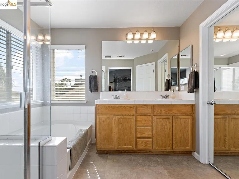 1208 Picadilly Ln — Photo 8