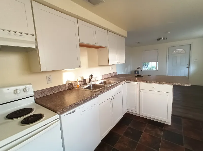 Naples Manor Duplex — Photo 4