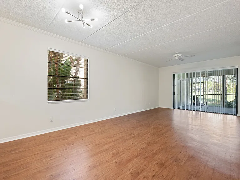 121 Lindsay Ln — Photo 6