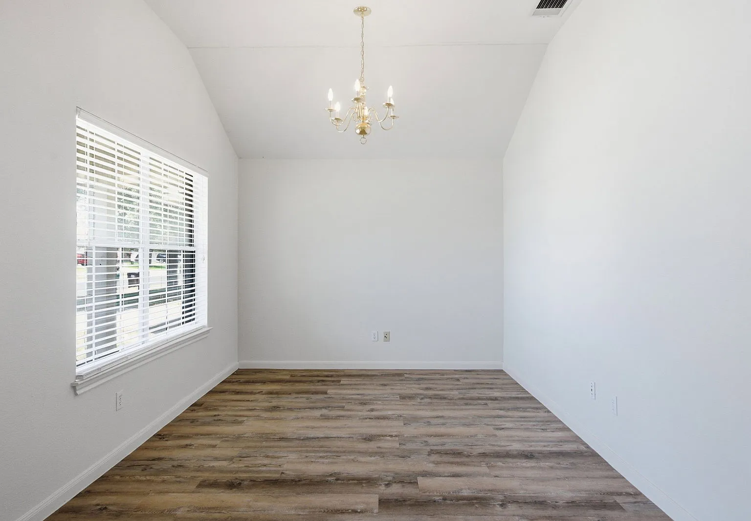 3 bed, 2.0 bath, 1629 sqft, $2,050 — Photo 3