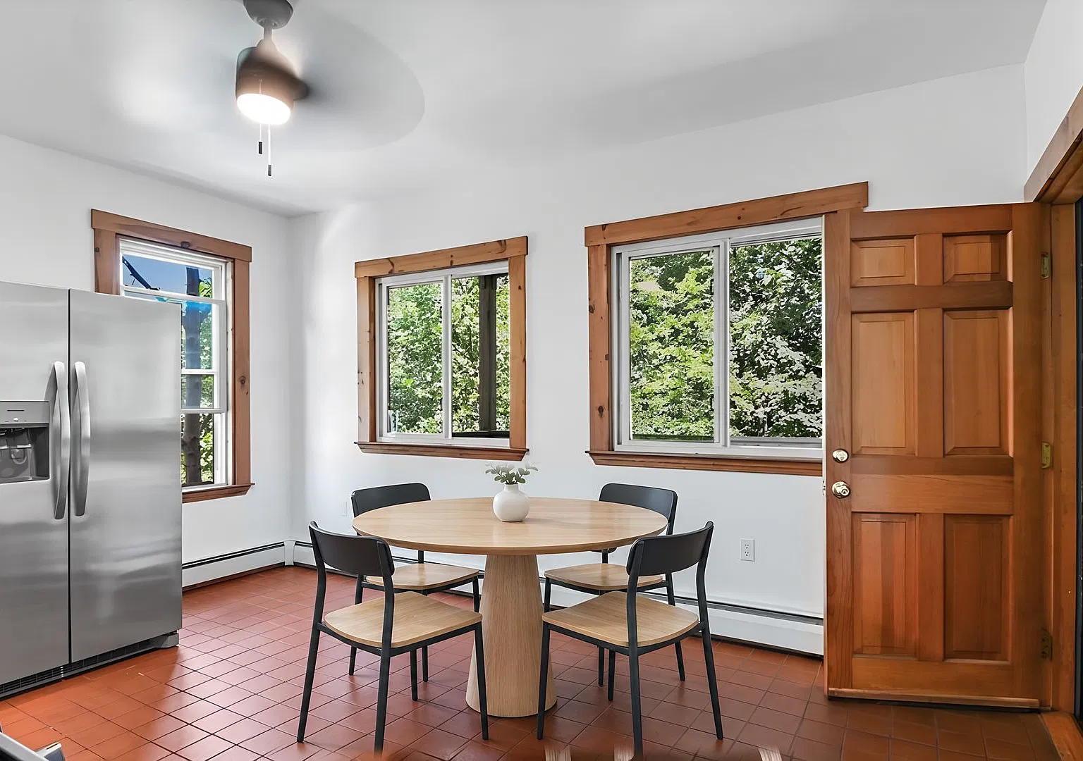 Awesome 4 bed in Mission Hill!! — Photo 3