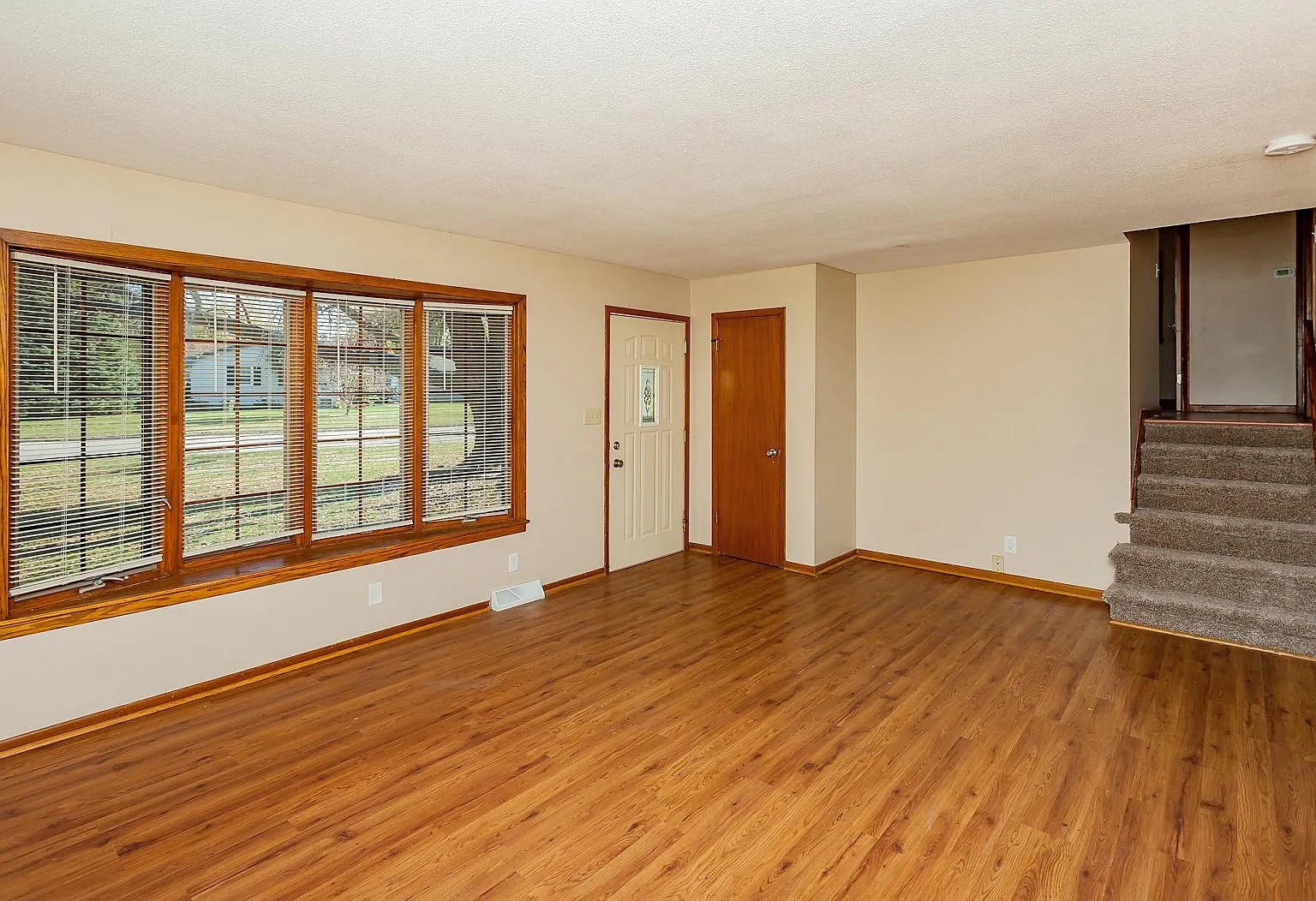 4 bed, 1910 sqft, $1,950 — Photo 3